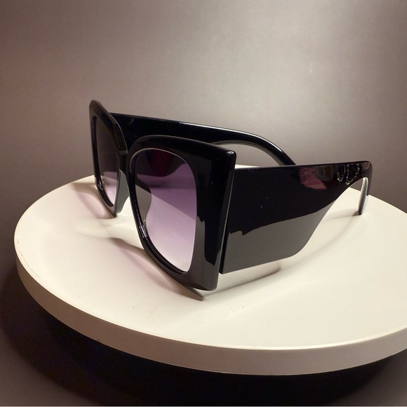 Sophisticated Black Square Sunglasses - Picture 4 of 4